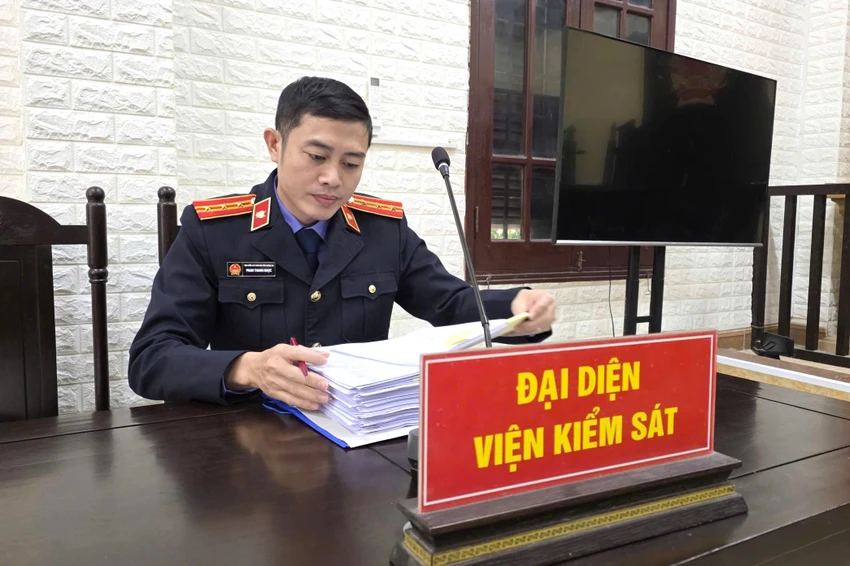 Đại diện VKSND tỉnh Quảng Trị luận tội tại phiên toà. Ảnh: MINH TRƯỜNG. gen-h-z7483914443908_3e6e1f4de7e3839dadac754b356b0f58.jpg