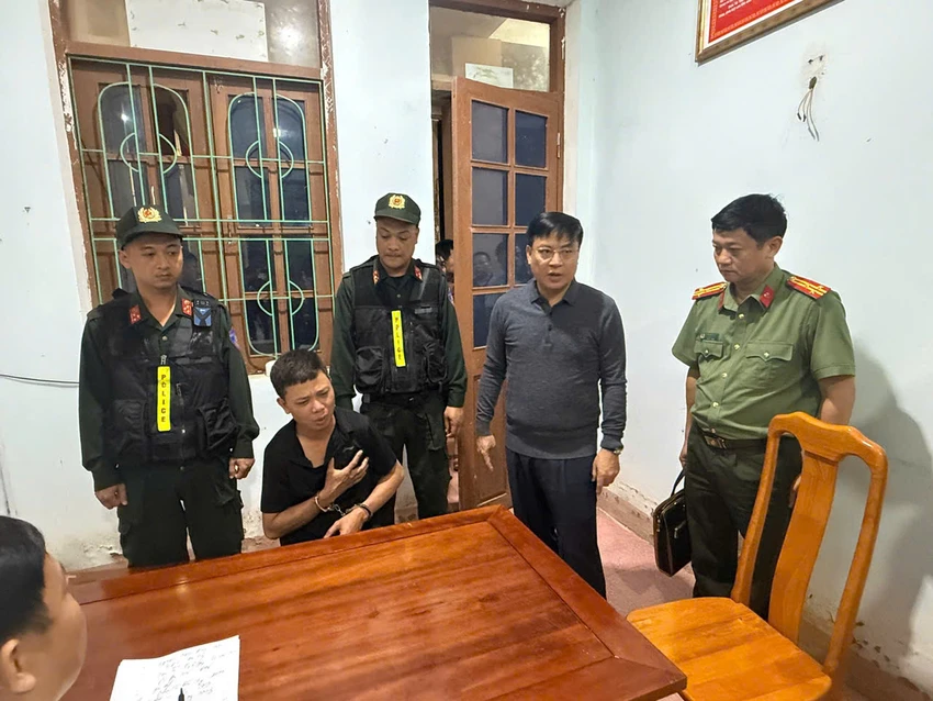 Thiếu tướng Nguyễn Thanh Liêm, Giám đốc Công an tỉnh Quảng Trị (thứ hai từ phải qua) trực tiếp chỉ đạo xử lý vụ án. Ảnh: CA.