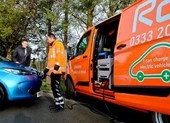 Chuyện gì xảy ra nếu ô tô điện hết pin giữa đường?