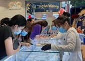 Giá vàng giảm mạnh nhưng người mua vẫn lãi hàng triệu đồng/lượng