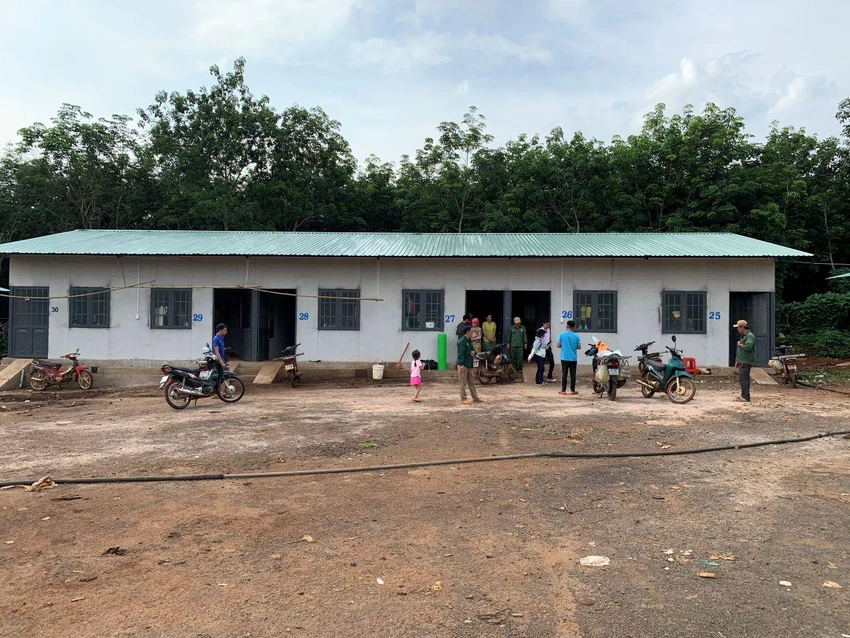 Khu nhà lưu trú cho bà con người Hà Giang làm việc tại Tổng Công ty cao su Đồng Nai. Ảnh: Phương Minh Khu nhà lưu trú cho bà con người Hà Giang làm việc tại Tổng Công ty cao su Đồng Nai. Ảnh: Phương Minh