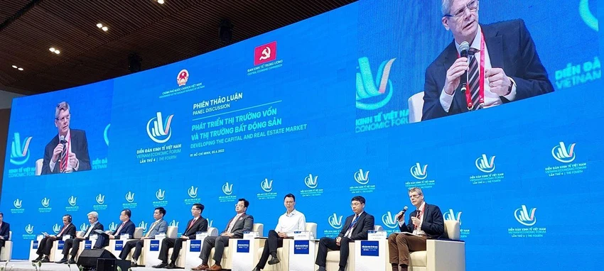 Các chuyên gia đang tham gia thảo luận tại Diễn đàn Kinh tế Việt Nam lần thứ 4 với chủ đề "Xây dựng nền kinh tế độc lập, tự chủ gắn với hội nhập kinh tế sâu rộng trong tình hình mới". Ảnh: Phương Minh