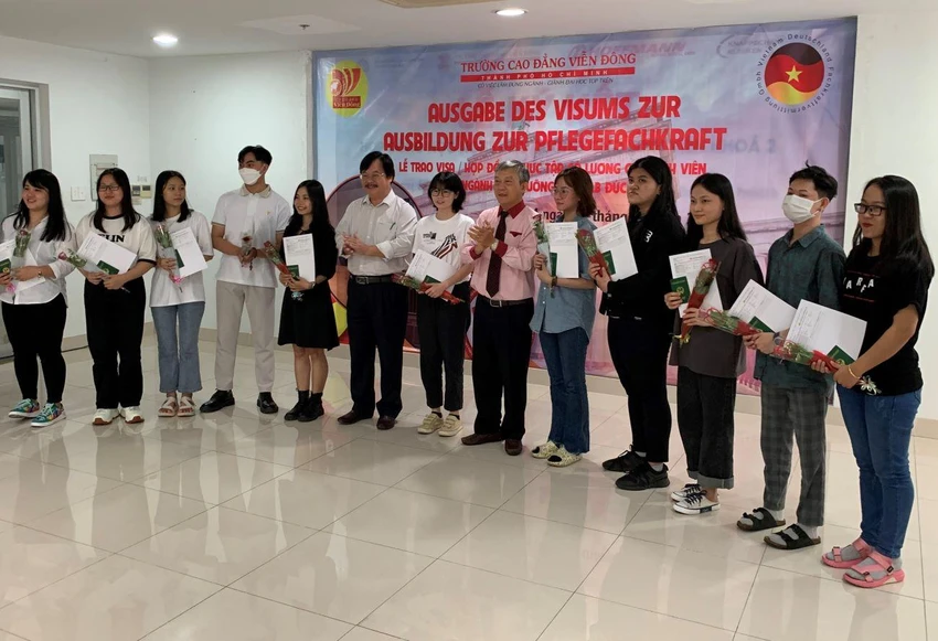 Các sinh viên điều dưỡng Trường Cao đẳng Viễn Đông nhận chứng chỉ sang Đức làm việc. Ảnh: PHƯƠNG MINH Các sinh viên điều dưỡng Trường Cao đẳng Viễn Đông nhận chứng chỉ sang Đức làm việc. Ảnh: PHƯƠNG MINH