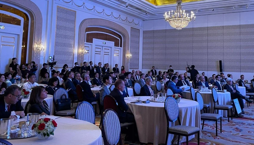 Nhà đầu tư nước ngoài lắng nghe về các cơ hội đầu tư tại Việt Nam.