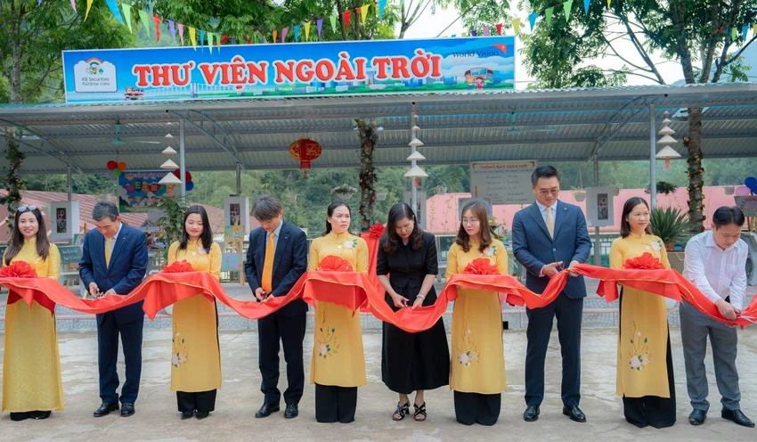 Lễ cắt băng khánh thành thư viện ngoài trời tại Trường Tiểu học và Trung học cơ sở Lạc Sỹ. Lễ cắt băng khánh thành thư viện ngoài trời tại Trường Tiểu học và Trung học cơ sở Lạc Sỹ.