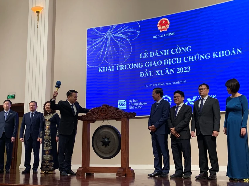 Các cơ quan quản lý Nhà nước đang thực thi nhiều giải pháp nhằm tạo lập thị trường chứng khoán ngày càng hấp dẫn và phát triển ổn định. Ảnh: PHƯƠNG MINH Các cơ quan quản lý Nhà nước đang thực thi nhiều giải pháp nhằm tạo lập thị trường chứng khoán ngày càng hấp dẫn và phát triển ổn định. Ảnh: PHƯƠNG MINH