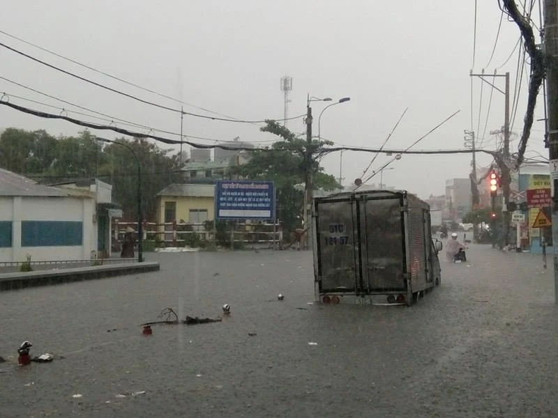 Mưa to, nước tuôn như thác ở quận Thủ Đức ảnh 1