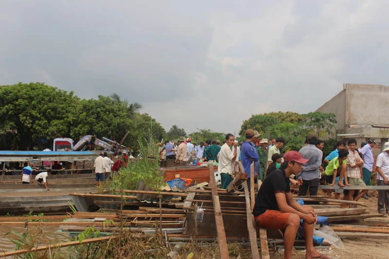 Bốn nhà dân bất ngờ đổ nhào xuống sông Cổ Chiên ảnh 1
