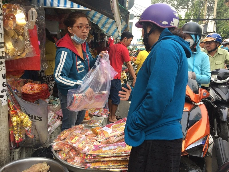Cận cảnh: Tấp nập mua đồ cúng ngày ông Táo lên trời ảnh 7 Cận cảnh: Tấp nập mua đồ cúng ngày ông Táo lên trời ảnh 7