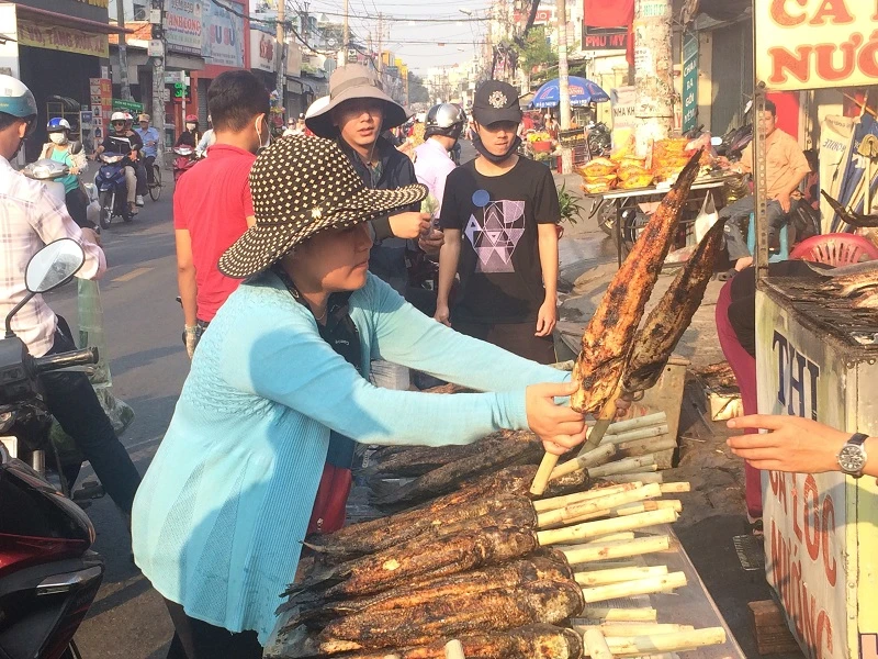 “Phố cá lóc” hốt bạc ngày vía Thần Tài ảnh 6 “Phố cá lóc” hốt bạc ngày vía Thần Tài ảnh 6