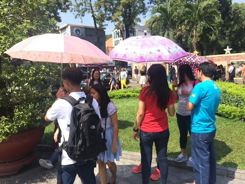Người Sài Gòn chống chọi cái nắng đầu mùa ảnh 2 Người Sài Gòn chống chọi cái nắng đầu mùa ảnh 2