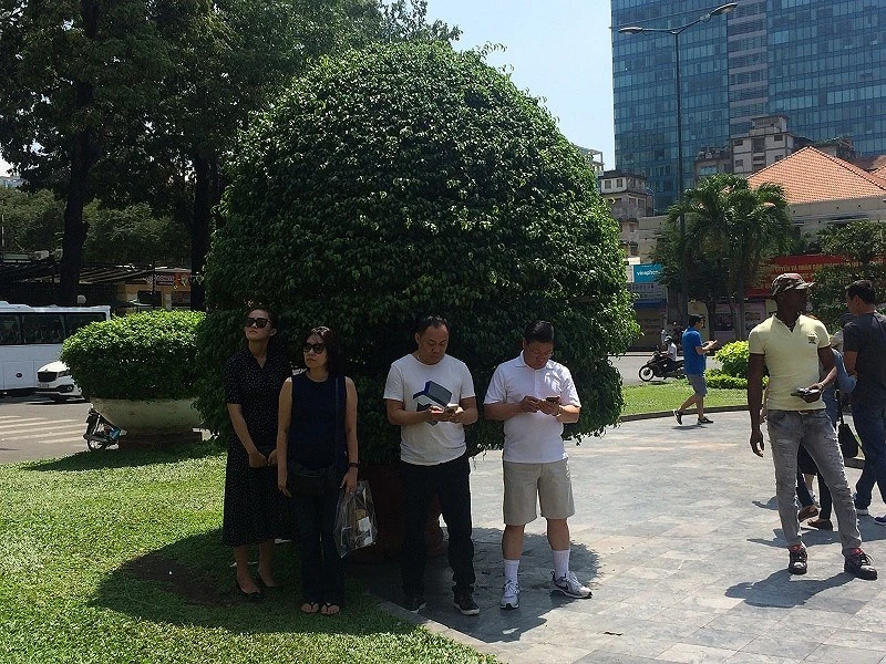 Người Sài Gòn chống chọi cái nắng đầu mùa ảnh 3 Người Sài Gòn chống chọi cái nắng đầu mùa ảnh 3