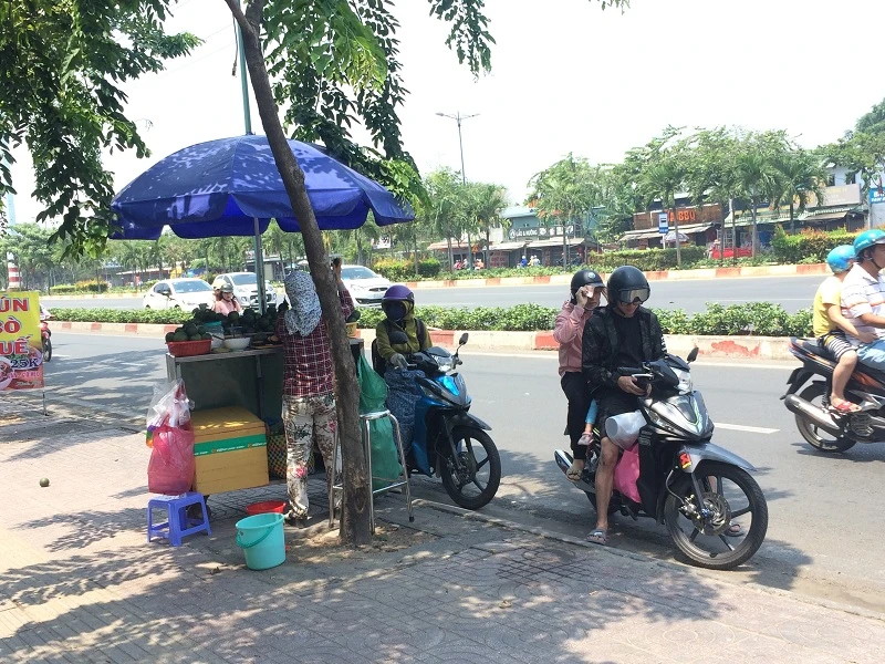 Sài Gòn nắng nóng, người đi đường mua nước giải nhiệt ảnh 5 Sài Gòn nắng nóng, người đi đường mua nước giải nhiệt ảnh 5