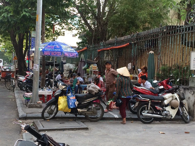 Dù đã cam kết, nhiều tuyến đường vẫn còn bát nháo ảnh 2 Dù đã cam kết, nhiều tuyến đường vẫn còn bát nháo ảnh 2