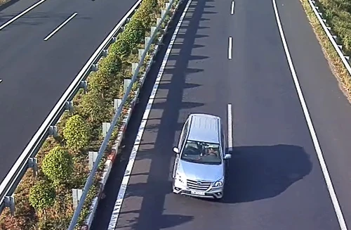 Chạy ngược chiều, nhiều ô tô bị cấm vào cao tốc ảnh 1 Một ôtô biển số TP HCM chạy ngược chiều trên cao tốc Long Thành hôm 16/3. Ảnh: VEC E