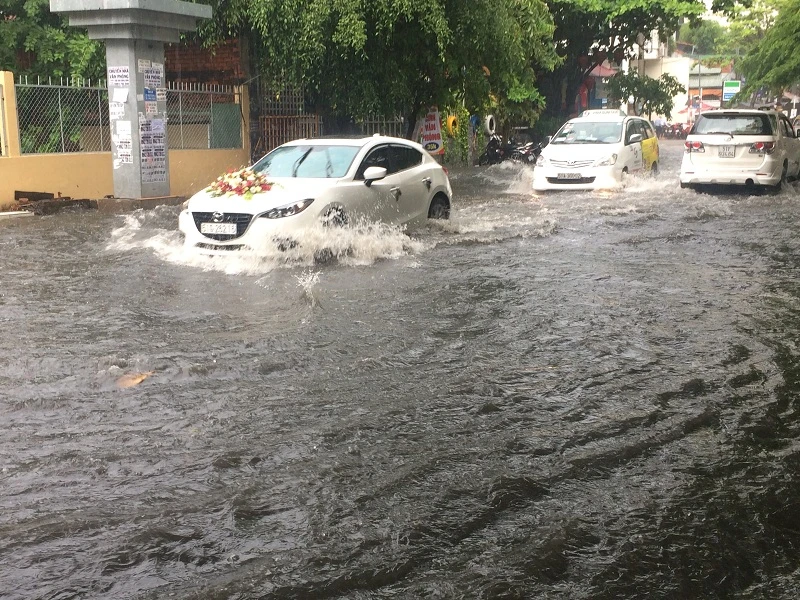 Mưa ngập bao vây khu biệt thự ở Sài Gòn ảnh 2 Mưa ngập bao vây khu biệt thự ở Sài Gòn ảnh 2