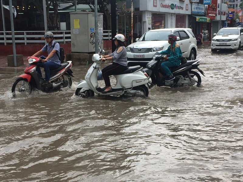 Mưa ngập bao vây khu biệt thự ở Sài Gòn ảnh 5 Mưa ngập bao vây khu biệt thự ở Sài Gòn ảnh 5