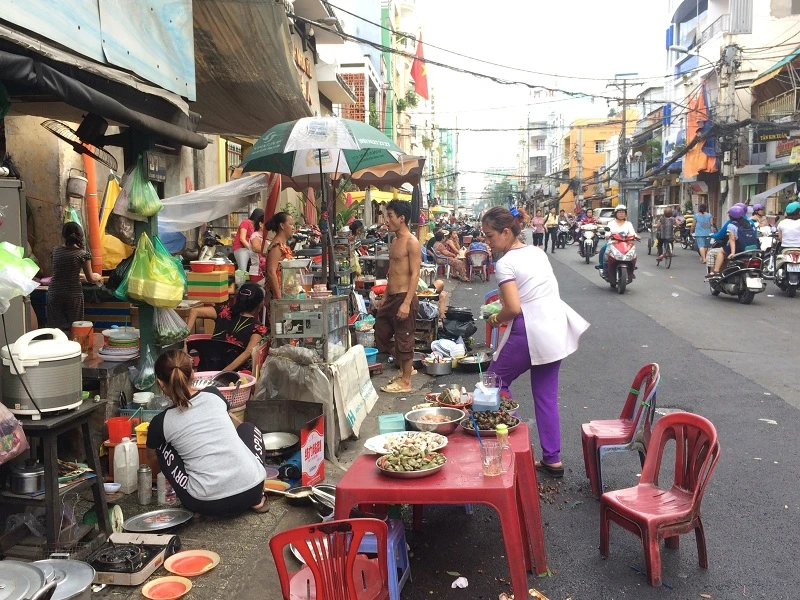 Vỉa hè trung tâm quận 1 bát nháo trở lại ảnh 2