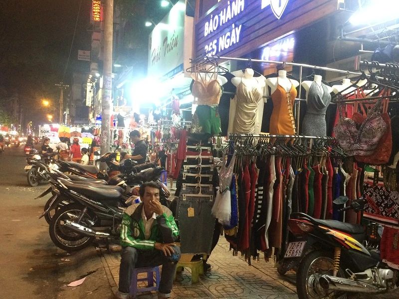Vỉa hè trung tâm quận 1 bát nháo trở lại ảnh 5