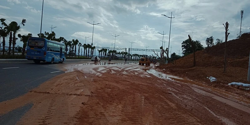 Đại lộ nhiều làn xe nhất Việt Nam ngập bùn sau mưa ảnh 4 Đại lộ nhiều làn xe nhất Việt Nam ngập bùn sau mưa ảnh 4