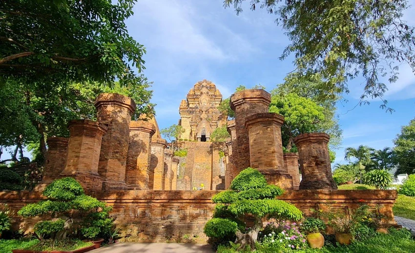 Tháp Bà, một địa điểm du lịch tâm linh nổi tiếng tại Nha Trang - ảnh Lê Hiền Tháp Bà, một địa điểm du lịch tâm linh nổi tiếng tại Nha Trang - ảnh Lê Hiền