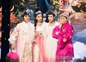 Hoa hậu Tiểu Vy “nhập vai” diễn rơi cả mic trên sân khấu 