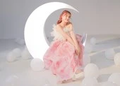 Mẹ Emma bật khóc trong ngày vui ra mắt MV mới của con gái