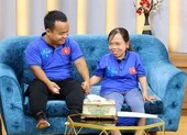 Ốc Thanh Vân nghẹn ngào vì cô gái khuyết tật nuôi con một mình
