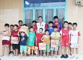 Nguyễn Hồng Sơn cùng học trò đội mưa trao bánh trung thu 