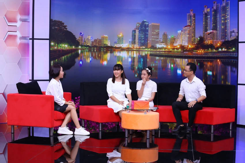 Cô bé 11 tuổi ví bản thân như sâu bướm nằm trong kén ảnh 3