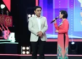 Quyền Linh đến tận nhà trao xe máy cho nữ hộ sinh tuyến đầu chống dịch