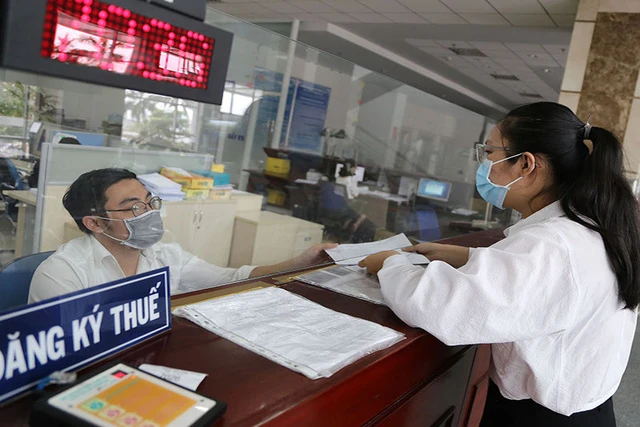 Người dân và doanh nghiệp làm thủ tục thuế. Ảnh: PLO Người dân và doanh nghiệp làm thủ tục thuế. Ảnh: PLO