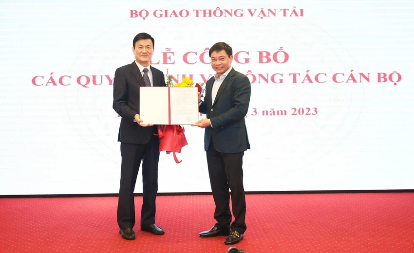 Bộ trưởng Bộ GTVT Nguyễn Văn Thắng (phải) trao quyết định cho tân cục trưởng vào sáng 11-3. Bộ trưởng Bộ GTVT Nguyễn Văn Thắng (phải) trao quyết định cho tân cục trưởng vào sáng 11-3.