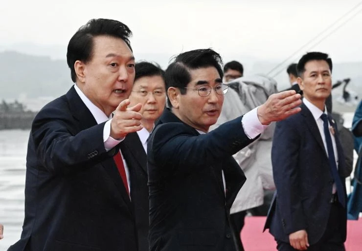 vu-thiet-quan-luat-han-quoc-canh-sat-thu-giu-dien-thoai-mat-cua-cuu-bo-truong-quoc-phong-1-872.jpg.jpg