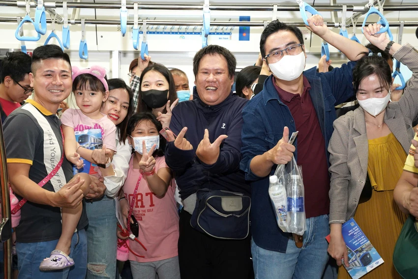Nhiều người không giấu được sự phấn khích khi lần đầu được trải nghiệm phương tiện công cộng hiện đại này.
