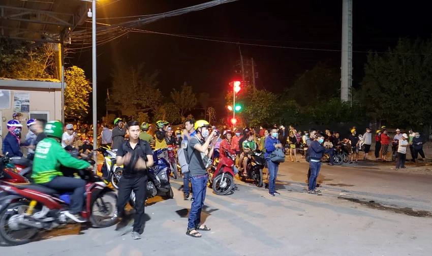 Người dân trắng đêm theo dõi vụ Tuấn 'khỉ' bị tiêu diệt ảnh 3 Người dân trắng đêm theo dõi vụ Tuấn 'khỉ' bị tiêu diệt ảnh 3