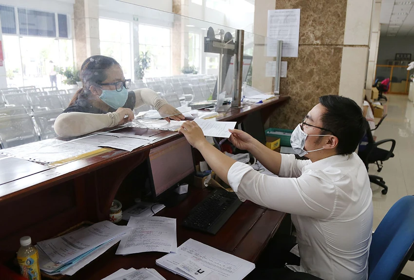 Từ 15-8, có bốn trường hợp viên chức được nghỉ hưu ở tuổi cao hơn so với quy định. Ảnh minh họa: NGUYỆT NHI