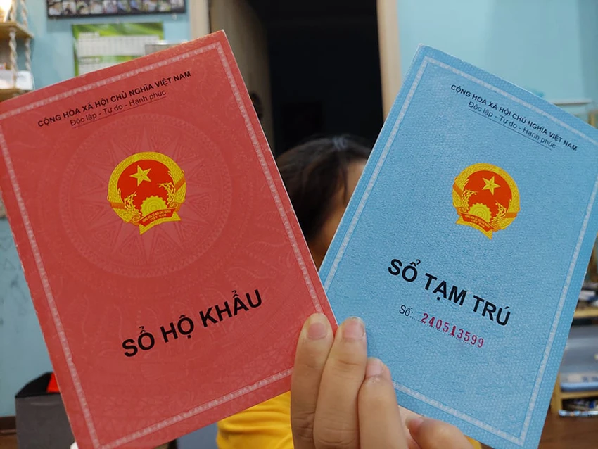Từ 1-1-2023, người dân không phải xuất trình sổ hộ khẩu, sổ tạm trú giấy khi thực hiện thủ tục hành chính. Từ 1-1-2023, người dân không phải xuất trình sổ hộ khẩu, sổ tạm trú giấy khi thực hiện thủ tục hành chính.