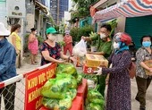 Anh cảnh sát khu vực lăn xả giúp dân mùa dịch