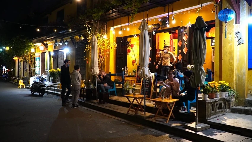 Người dân nô nức xuống phố vui xuân đón giao thừa ảnh 1