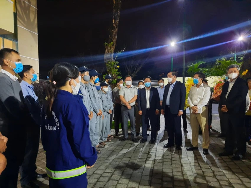 Người dân nô nức xuống phố vui xuân đón giao thừa ảnh 3
