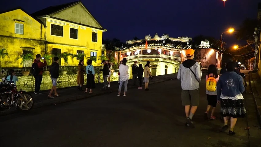 Người dân nô nức xuống phố vui xuân đón giao thừa ảnh 2
