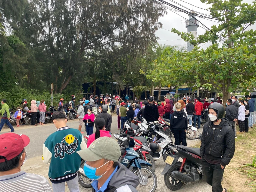 Nóng: Chìm ca nô chở 39 người ngoài biển Cửa Đại ảnh 12 Nóng: Chìm ca nô chở 39 người ngoài biển Cửa Đại ảnh 12