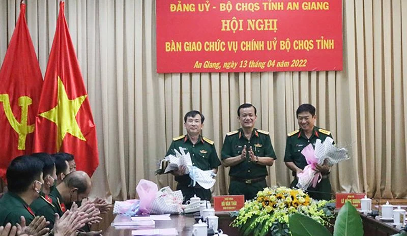 Lãnh đạo Quân khu 9 chúc mừng các cán bộ được điều động, bổ nhiệm giữ chức vụ mới. Ảnh: VGP Lãnh đạo Quân khu 9 chúc mừng các cán bộ được điều động, bổ nhiệm giữ chức vụ mới. Ảnh: VGP