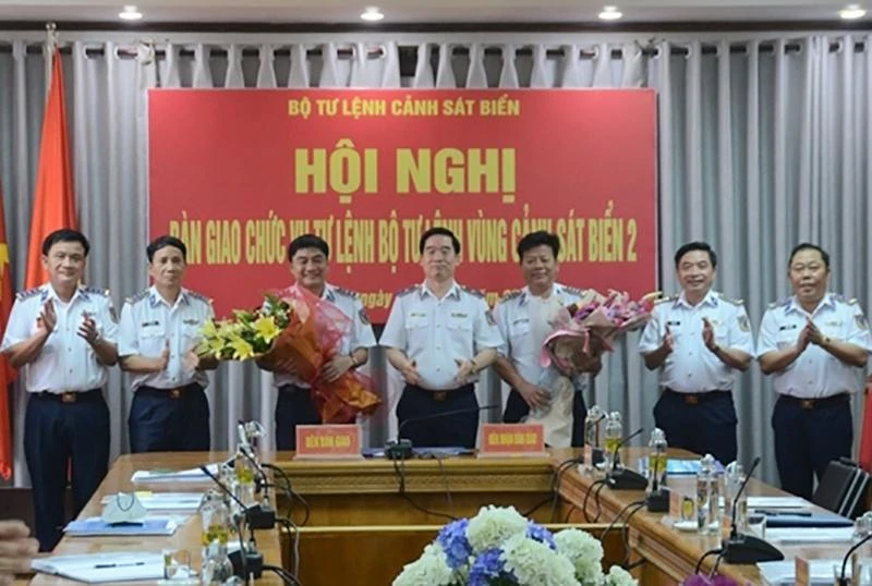 Thiếu tướng Bùi Quốc Oai chúc mừng Đại tá Trần Quang Tuấn và Thượng tá Trần Xuân Lương nhận nhiệm vụ mới. Ảnh:QĐND Thiếu tướng Bùi Quốc Oai chúc mừng Đại tá Trần Quang Tuấn và Thượng tá Trần Xuân Lương nhận nhiệm vụ mới. Ảnh:QĐND