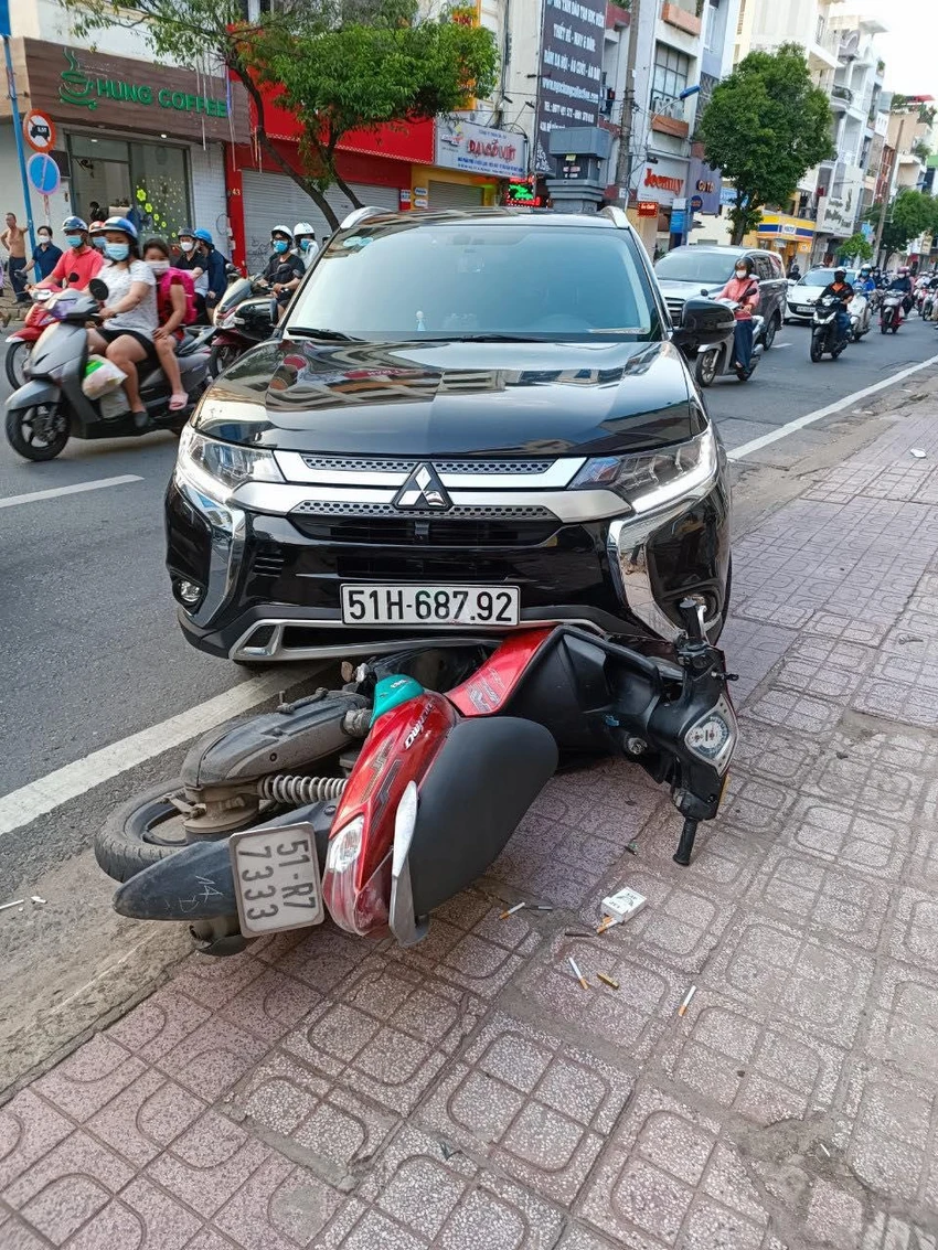 Kẻ cướp bị Trung tá Lê Hoàng Việt Lâm lao xe vào khống chế và bắt giữ. Ảnh: NY Kẻ cướp bị Trung tá Lê Hoàng Việt Lâm lao xe vào khống chế và bắt giữ. Ảnh: NY