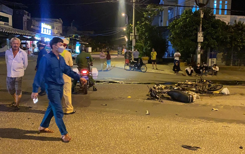 Lực lượng chức năng khám nghiệm hiện trường, điều tra vụ tai nạn. Ảnh: NGUYỄN YÊN Lực lượng chức năng khám nghiệm hiện trường, điều tra vụ tai nạn. Ảnh: NGUYỄN YÊN