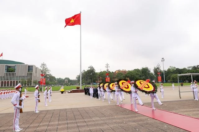 Đoàn đại biểu lãnh đạo Đảng, Nhà nước vào Lăng viếng Chú tịch Hồ Chí Minh. Ảnh: VGP Đoàn đại biểu lãnh đạo Đảng, Nhà nước vào Lăng viếng Chú tịch Hồ Chí Minh. Ảnh: VGP