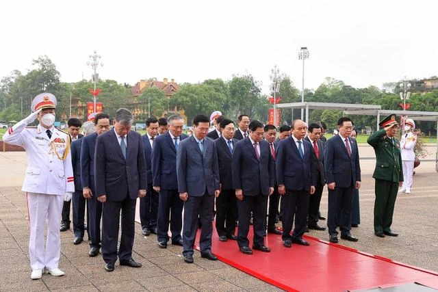 Các lãnh đạo Đảng, Nhà nước thành kính tưởng nhớ Chủ tịch Hồ Chí Minh vĩ đại. Ảnh: VGP Các lãnh đạo Đảng, Nhà nước thành kính tưởng nhớ Chủ tịch Hồ Chí Minh vĩ đại. Ảnh: VGP