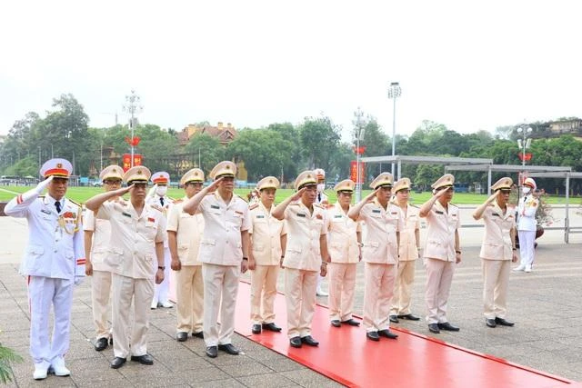 Đoàn đại biểu Công an nhân dân viếng Chủ tịch Hồ Chí Minh. Ảnh: VGP Đoàn đại biểu Công an nhân dân viếng Chủ tịch Hồ Chí Minh. Ảnh: VGP
